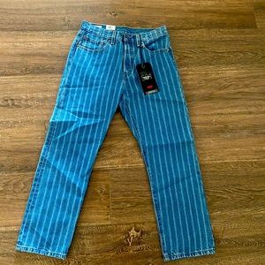 LEVIS NWT. STRAIGHT LEG STRIPE JEANS. SIZE 27